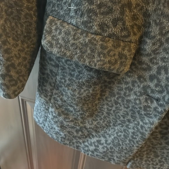 Liz Claiborne leopard print coat - Picture 3 of 6